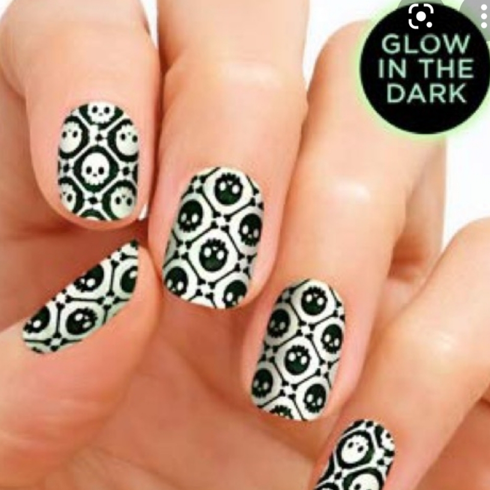 RARE Bonehead Color Street glow in the dark nails